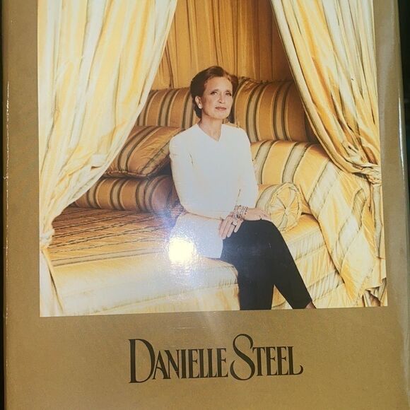 “The Kiss”💋by Danielle Steel  - Picture 4 of 4